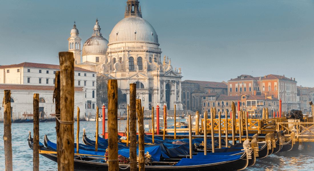 Benátky zavedú poplatok za vstup do mesta. Cieľom je chrániť domácich...